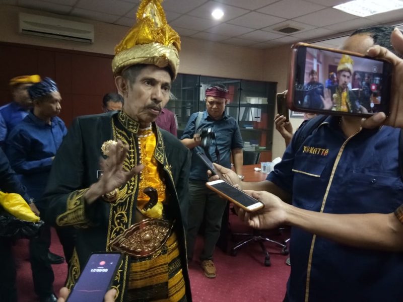 Wali Kota Baubau, AS Tamrin saat menyampaikan pernyataan pers usai melakukan presentase dihadapan dewan juri Anugerah Kebudayaan PWI Pusat beberapa waktu lalu. (FOTO ISTIMEWA)