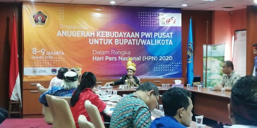 Wali Kota Baubau, AS Tamrin saat presentase dihadapan dewan juri Anugerah Kebudayaan PWI Pusat beberapa waktu lalu. (FOTO Istimewa)