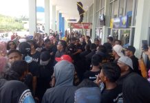 Ribuan Massa Tunggu Kedatangan Umar Samiun di Bandara Betoambari