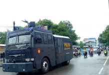 Polres Baubau Kerahkan Water Cannon Semprotkan Disinfektan Skala Besar