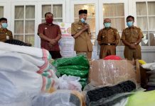 Wali Kota Baubau Serahkan APD Hasil Urunan Rp 200 Juta