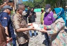 Guru SD di Baubau Bagikan 3,4 Ton Beras Kepada Warga