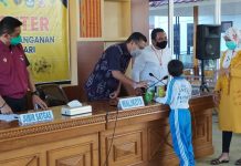 Bocah Kelas 1 SD di Kendari Sumbang Uang Tabungannya untuk Bantu Penanganan Covid-19.