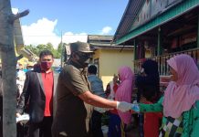 Perang Lawan Corona, Bupati Buteng Bagikan Masker ke Warga