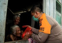 Polres Baubau Bagikan 300 Paket Sembako