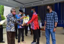 Serahkan Santunan Ramadan, Wali Kota Baubau: Bantuan Harus Tepat Sasaran