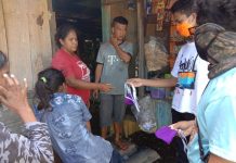 Relawan Covid 19 Sampolawa Bagi-bagi Masker