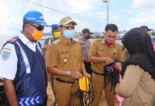Bupati Buton Tinjau Pos Perbatasan dan Pelabuhan Sembari Bagi 5.000 Masker