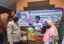 Salurkan Bantuan Kepada 649 KK di Sampolawa, Arusani: Lapor Bila Belum Terdaftar
