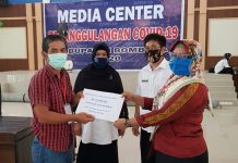 PT. Jhonlin Bantu Pemkab Bombana Ratusan Alat Rapid Test