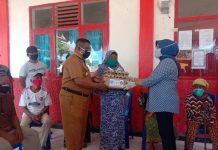 PKK Buteng Bagi Sembako ke 500 Lansia