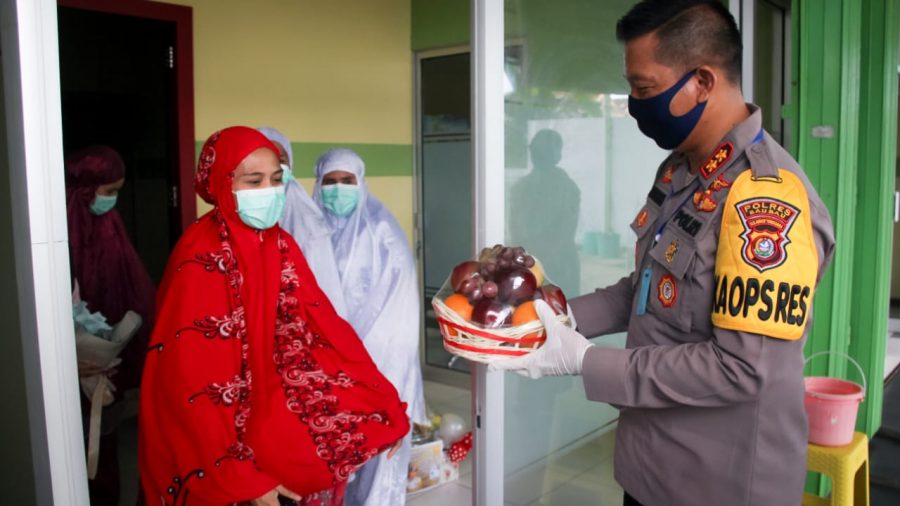 Kapolres Baubau, AKBP Zainal Rio Chandra Tangkari menyerahkan paket khusus berupa buah-buahan dan makanan ringan kepada tenaga medis yang menjalani karantina mandiri. (FOTO ISTIMEWA)