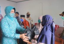 Bagi Sembako, TP PKK dan DWP Buton Sasar Warga yang Belum Tersentuh Bantuan