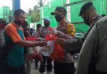 Polres Baubau Bagi 500 Paket Sembako ke Buruh Pelabuhan, Ojek dan Tukang Becak