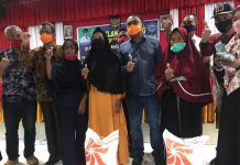 Warga Kadatua Terima Bantuan Dampak Corona, Arusani Pastikan Penyaluran Tepat Sasaran