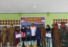 Bupati Busel Serahkan Bantuan Sembako Tahap Dua di Pulau Siompu