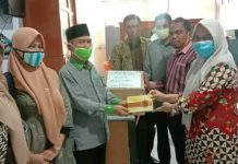 Tunda Berangkat, JCH Baubau Tetap Diberi Buku Panduan Manasik Haji
