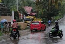 Hilang Kendali, Mobil Truk Tabrak Pagar Rumah Warga di Penurunan Jembatan Beli