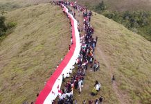 Merah Putih Sepanjang 75 Meter Membentang di Bukit Langira Busel