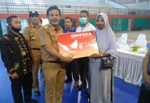 Pemkab Muna Salurkan Rp 2 Miliar Bantu 400 Pedagang Korban Kebakaran di Pasar Laino