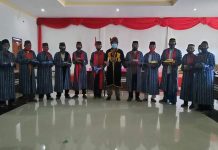 Parabela di Busel Dibantu Pakaian Adat