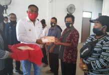 Bupati Busel Launching 443 Kartu Tani di Sampolawa