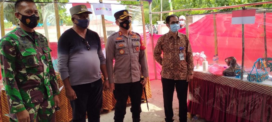 Bupati Buton Tengah, Samahuddin didampingi Kapolres Baubau, AKBP Zainal Rio Candra Tangkari dan Dandim 1413 Buton, Letkol Inf Arif Kurniawan SE M.IPOL turun langsung mengecek penerapan protokol Covid-19 dihajatan Pilkades Buteng, Minggu 20 Desember 2020. 