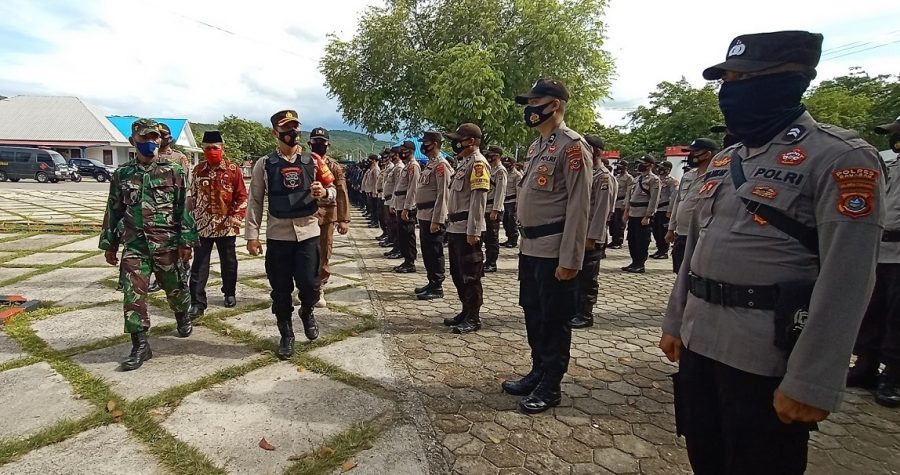 Kapolres Baubau, AKBP Zainal Rio Candra Tangkari saat melakukan pengecekan kesiapan pasukan pengamanan Pilkades serentak di Kabupaten Buton Tengah, Sabtu 19 Desember 2020. (FOTO : La Ode Aswarlin)