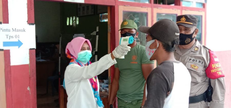 Ketgam : Pengukuran suhu tubuh bagi setiap wajib pilih yang datang menyalurkan hak suaranya menjadi protokol yang wajib dilakukan panitia penyelenggara Pilkades serentak di Kabupaten Buton Tengah.