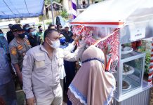 16 UKM di Lapandewa Busel Terima Bantuan Gerobak Jualan