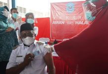 Disuntik Perdana, Bupati Buteng: Kehalalan Vaksin tak Perlu Diragukan