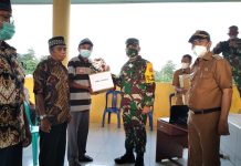 Warga Lasalimu Selatan Dibantu Al-Qur’an dan Alat Olahraga