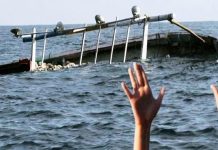 Kapal Warga Busel Dihantam Ombak, Dua Meninggal 10 Selamat