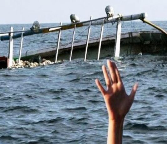 Kapal Warga Busel Dihantam Ombak, Dua Meninggal 10 Selamat