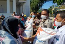 Arusani Serahkan Bantuan Beras PPKM Kepada 9.646 KPM