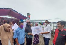 Expo 4 Tahun Pembangunan, Arusani Serahkan Sejumlah Bantuan di Sampolawa