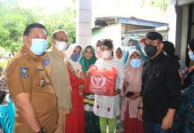 Bupati Bombana Salurkan Bantuan Kepada 398 Warga Terdampak Banjir