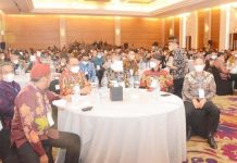 Buton Selatan Juara Desa Wisata Nusantara Ketgam : Pj Bupati Buton Selatan, La Ode Budiman saat menghadiri pemberian penghargaan Promosi Desa Wisata Nusantara periode I tahun 2022 Kementerian PDPTT yang dihadiri Wakil Presiden (Wapres), Ma’ruf Amin, Kamis (23/6/2022). (FOTO ISTIMEWA)