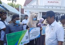 Menteri KKP Serahkan Kartu BPJS Ketenagakerjaan ke Nelayan Wakatobi