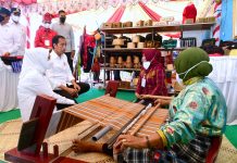 Tinjau Pameran UMKM di Wakatobi, Presiden Borong Makanan Ringan Khas Sultra