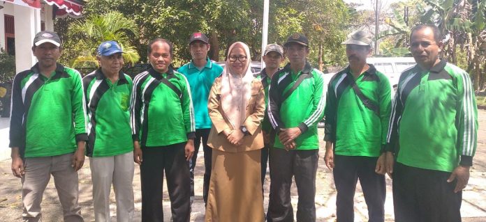 Kepala Dinas Perkimtan Baubau, Amalia Abibu bersama petugas TPU Wakonti Baubau. (FOTO ASMADDIN)