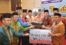 MTQ ke-29 Sultra Ditutup, Kendari Juara Umum Wakil Gubernur Sultra, Lukman Abunawas saat menyerahkan hadiah juara umum lomba Mussabaqah Tilawatil Qur’an (MTQ) ke-29 tingkat Provinsi Sultra. (FOTO ISTIMEWA)