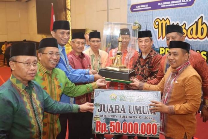 Wakil Gubernur Sultra, Lukman Abunawas saat menyerahkan hadiah juara umum lomba Mussabaqah Tilawatil Qur’an (MTQ) ke-29 tingkat Provinsi Sultra. (FOTO ISTIMEWA)