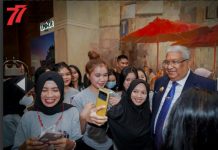 Gubernur Sultra Bangga Tari Lumense Terpilih Tampil di Istana Negara Para penari yang menjadi wakil sultra untuk tampil dalam perayaan HUT Kemerdekaan RI di Istana Negara silih berganti melakukan swafoto dengan Gubernur Sultra, Ali Mazi. (FOTO ISTIMEWA)