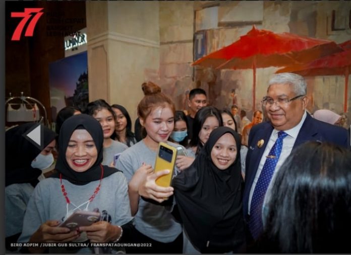 4 Para penari yang menjadi wakil sultra untuk tampil dalam perayaan HUT Kemerdekaan RI di Istana Negara silih berganti melakukan swafoto dengan Gubernur Sultra, Ali Mazi. (FOTO ISTIMEWA)