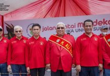 Jalan Sehat Merdeka IKA Unhas, Gubernur Ali Mazi Terima Tanda Kehormatan Gubernur Sultra, Ali Mazi bersama Ketua umum IKA Unhas Andi Amran Sulaiman saat mengikuti jalan sehat merdeka bertajuk ‘Kolaborasi UNHAS untuk Negeri’ di pelataran tugu MTQ Kendari, Minggu 21 Agustus 2022.