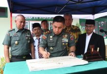 Pangdam Hasanuddin meresmikan Museum Jenderal M Jusuf Suasana Pangdam XIV/Hasanuddin Mayjen TNI Andi Muhammad Bau Sawa Mappanyukki menandatangani prasasti peresmian Museum Jenderal M Jusuf di Makassar, Rabu (17/8/2022). (FOTO ANTARA/HO)