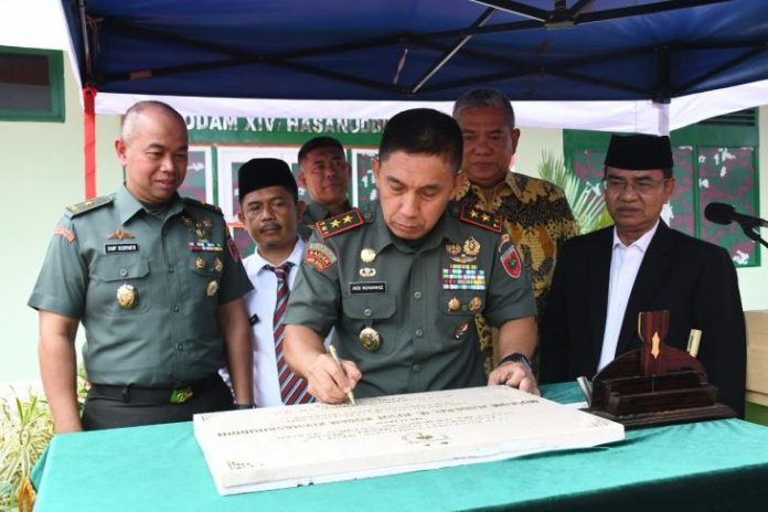 Suasana Pangdam XIV/Hasanuddin Mayjen TNI Andi Muhammad Bau Sawa Mappanyukki menandatangani prasasti peresmian Museum Jenderal M Jusuf di Makassar, Rabu (17/8/2022). (FOTO ANTARA/HO)