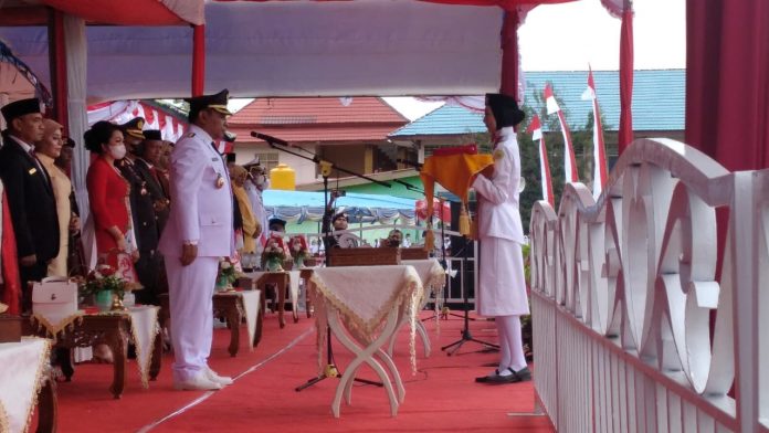 Wali Kota Baubau, La Ode Ahmad Monianse bertindak sebagai inspektur upacara HUT ke-77 RI di lapangan upacara Lembah Hijau, Baubau, Rabu 17 Agustus 2022. (FOTO ASMADDIN)