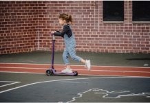 Ini Dia Rekomendasi Skuter Anak Perempuan, Biar Makin Girly! Sumber foto: https://www.pexels.com/photo/little-girl-riding-scooter-on-stadium-5622330